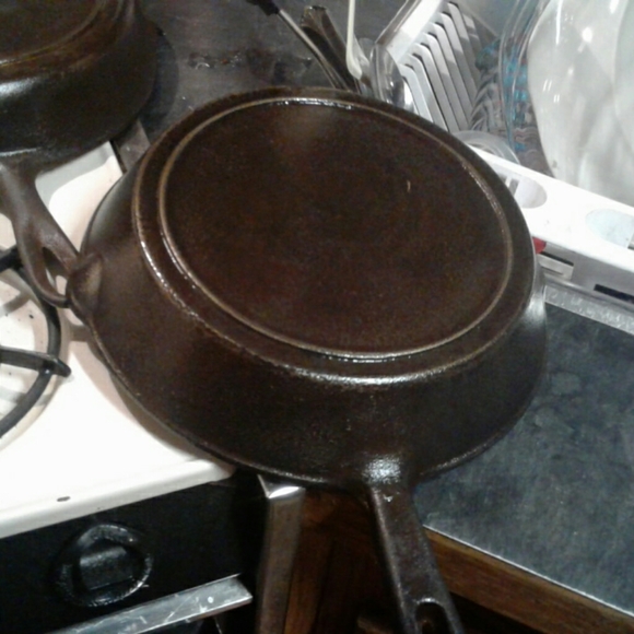 Cast iron skillet - Picture 5 of 8